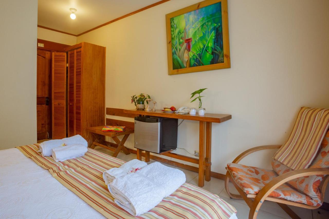 Hostal Uruhao Hanga Roa Exterior foto